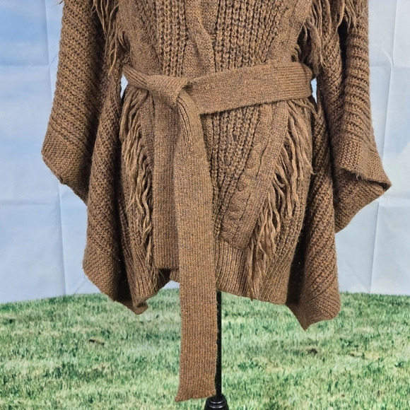 DAVID & DANI | CABLE KNIT BELTED BAT WING FRINGED SWEATER - Picture 9 of 16